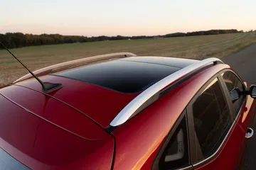 MG ZS mostrando su diseño de techo y línea lateral suave.