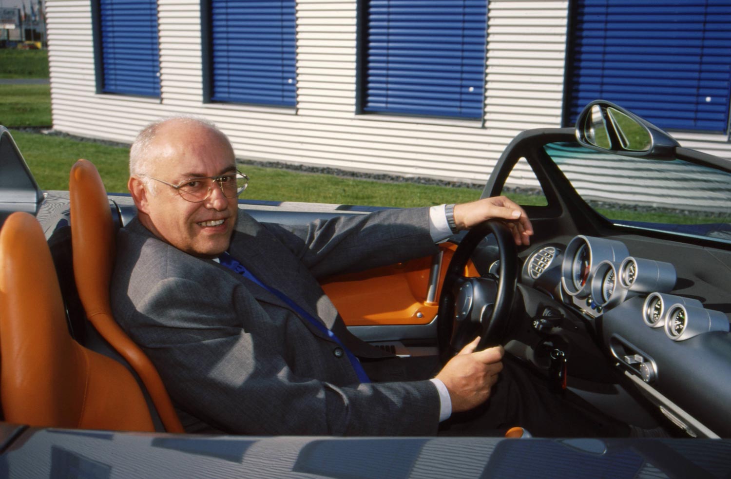 Vista del mini-Audi R8 descapotable, frontal parcialmente visible.