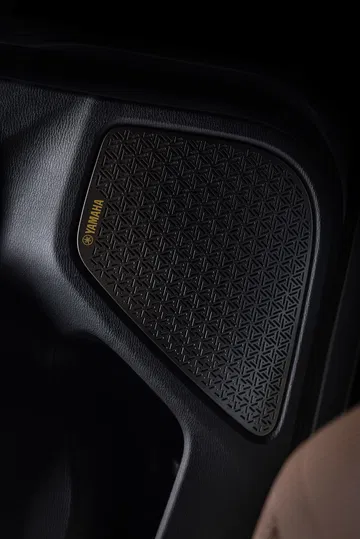 Imagen en primer plano del detalle de acabado Bowers & Wilkins del Mitsubishi Outlander.