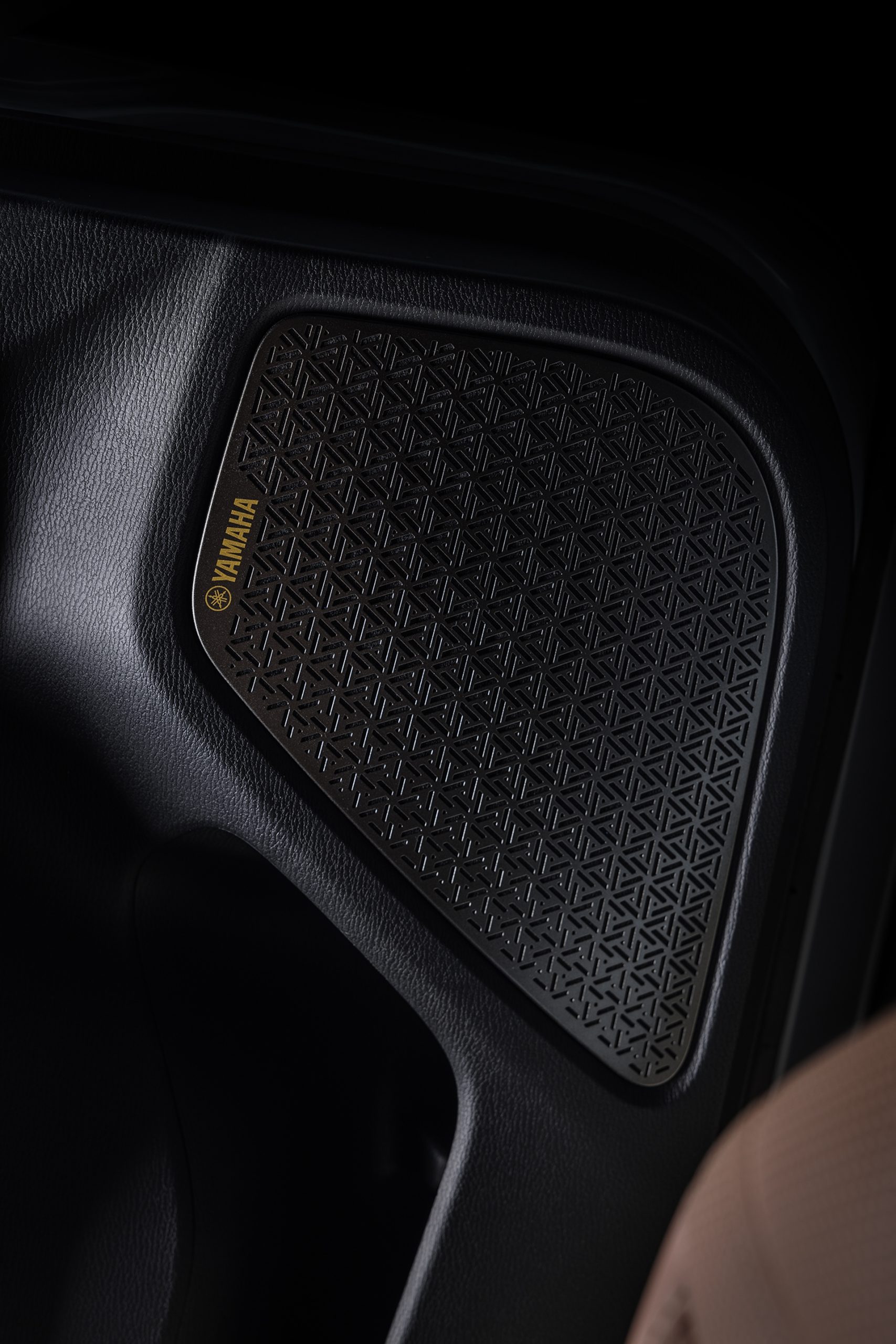 Imagen en primer plano del detalle de acabado Bowers & Wilkins del Mitsubishi Outlander.