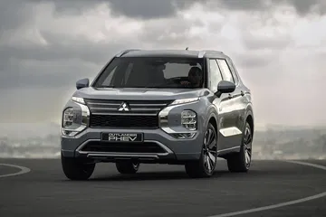 Vista dinámica del Mitsubishi Outlander PHEV en entorno controlado