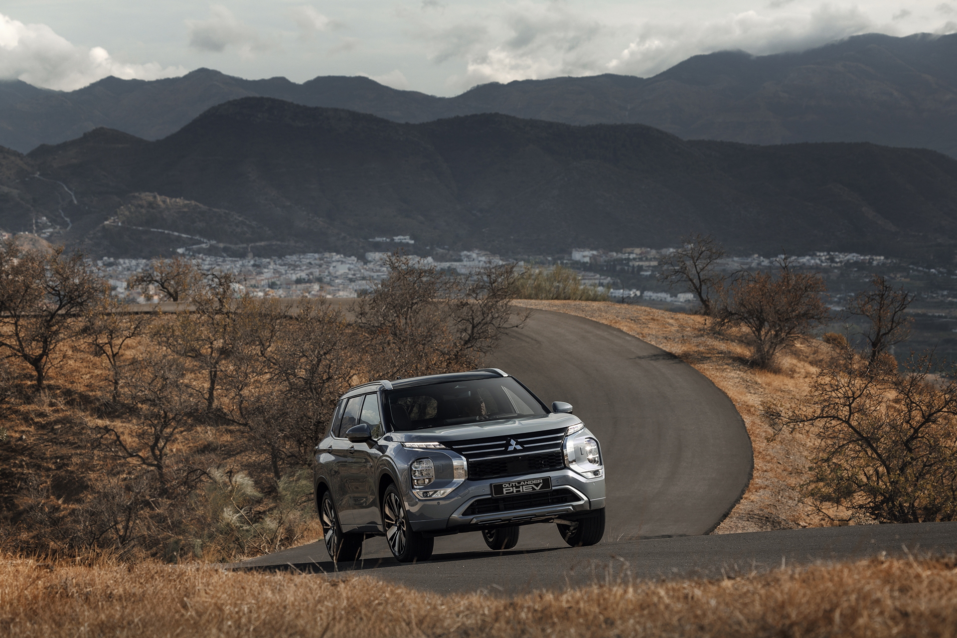Vista dinámica del Mitsubishi Outlander en entorno natural.