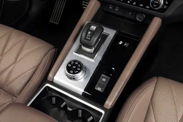 Consola central del Mitsubishi Outlander PHEV con acabados elegantes.