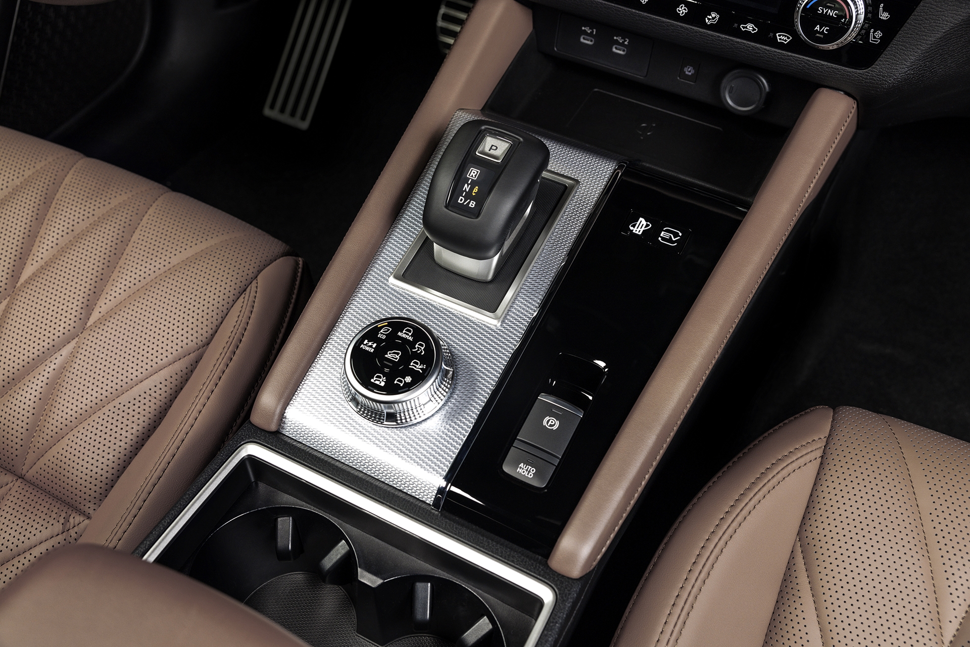 Consola central del Mitsubishi Outlander PHEV con acabados elegantes.