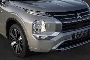 Vista enfocada en la robustez y diseño moderno del Mitsubishi Outlander.