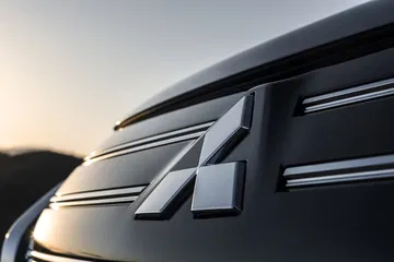 Vista cercana del emblemático logo de Mitsubishi en el Outlander PHEV.