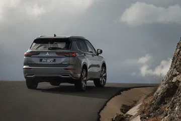Un Mitsubishi Outlander PHEV que muestra su potencial y diseño SUV.