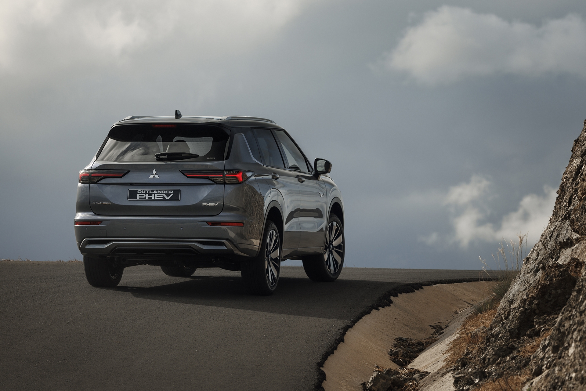 Un Mitsubishi Outlander PHEV que muestra su potencial y diseño SUV.