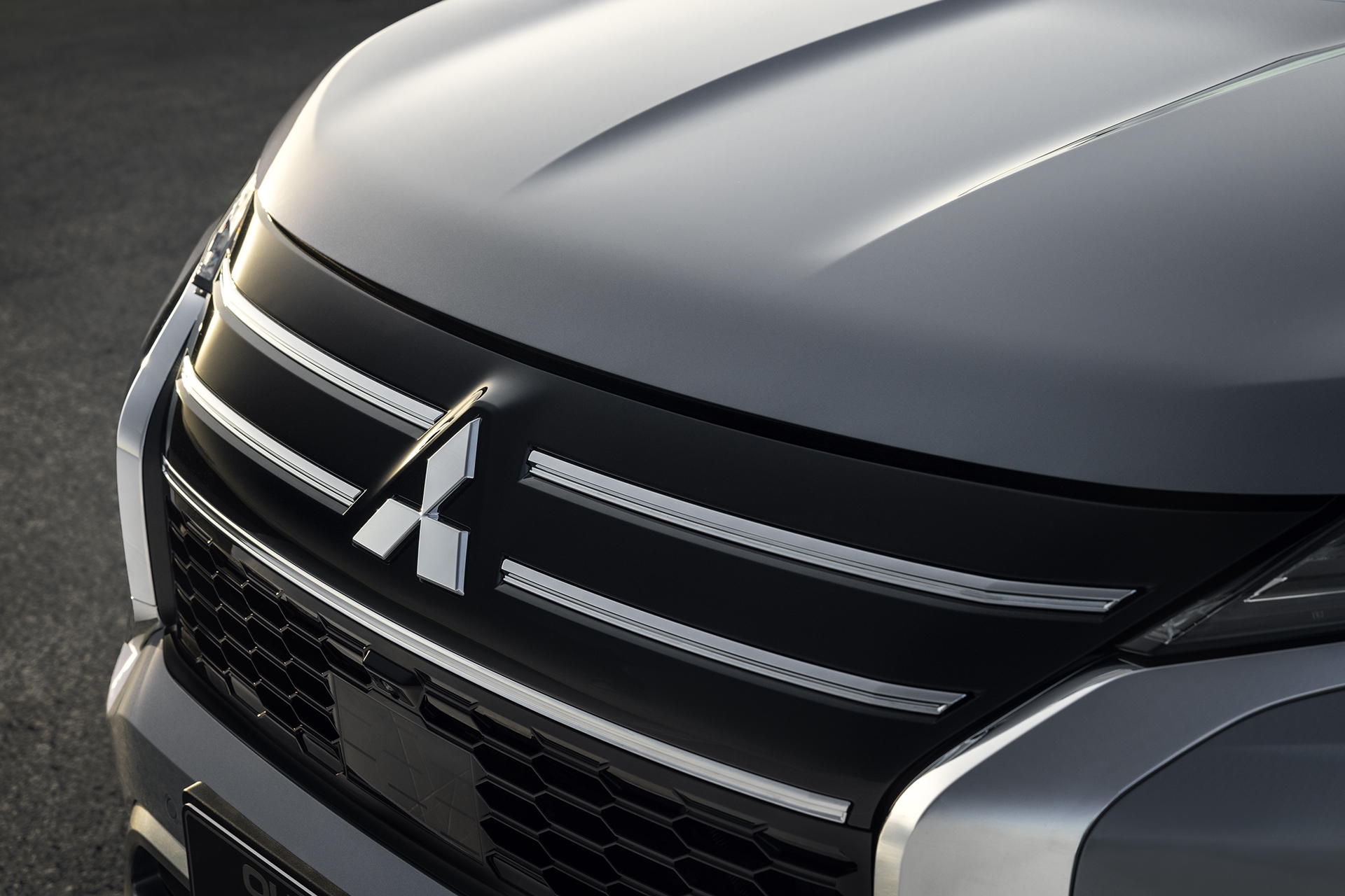 Vista frontal del Mitsubishi Outlander destacando su parrilla y emblema.