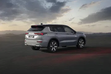 Vista dinámica del Outlander PHEV mostrando líneas robustas.