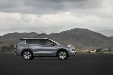 Vista lateral del Mitsubishi Outlander PHEV que demuestra su diseño robusto y moderno