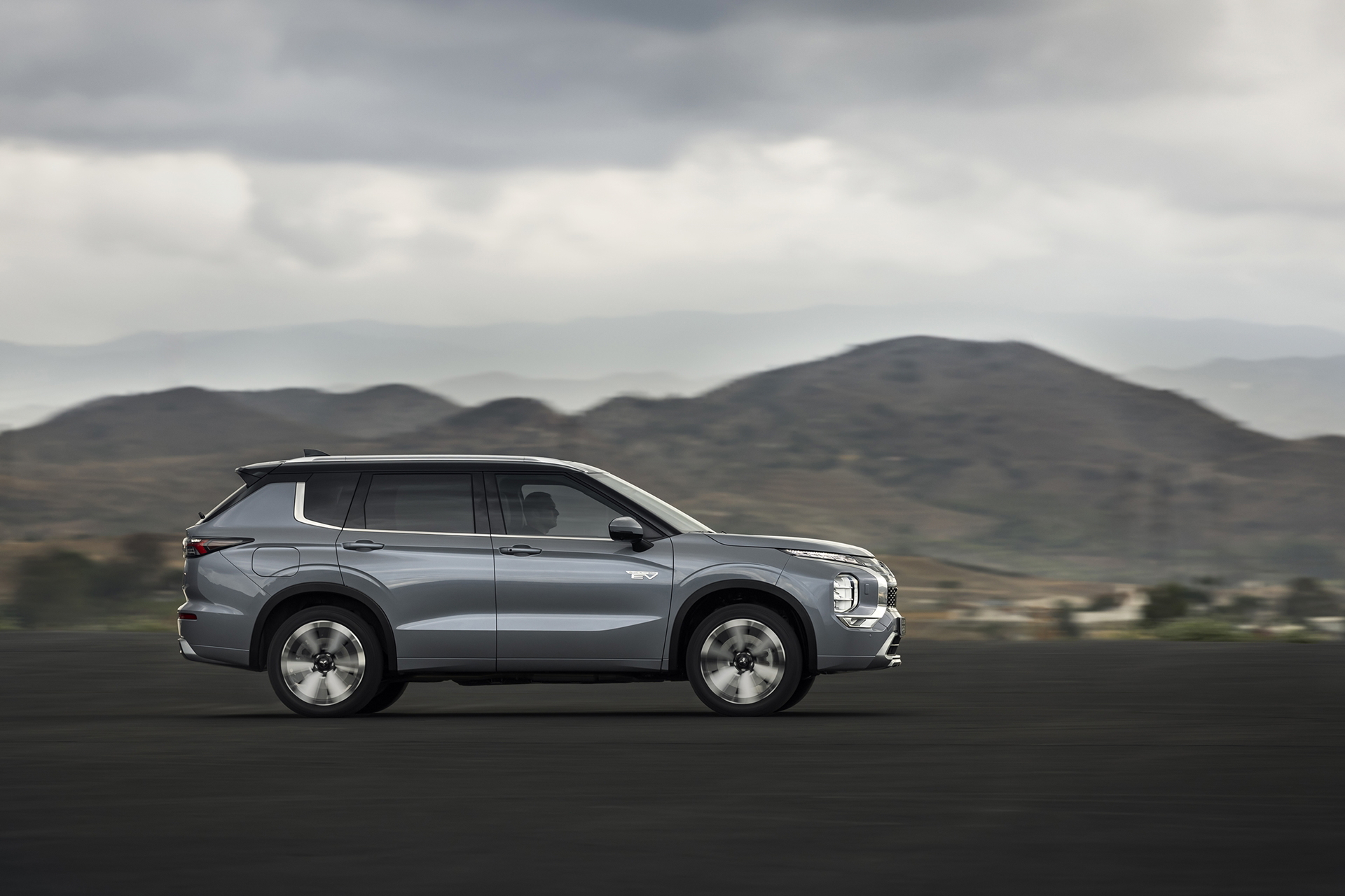 Vista lateral del Mitsubishi Outlander PHEV que demuestra su diseño robusto y moderno