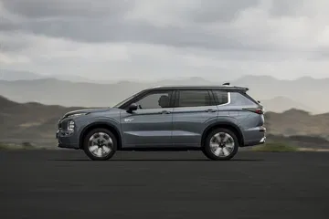 Perfil robusto del Mitsubishi Outlander resalta su diseño y capacidad 4x4.