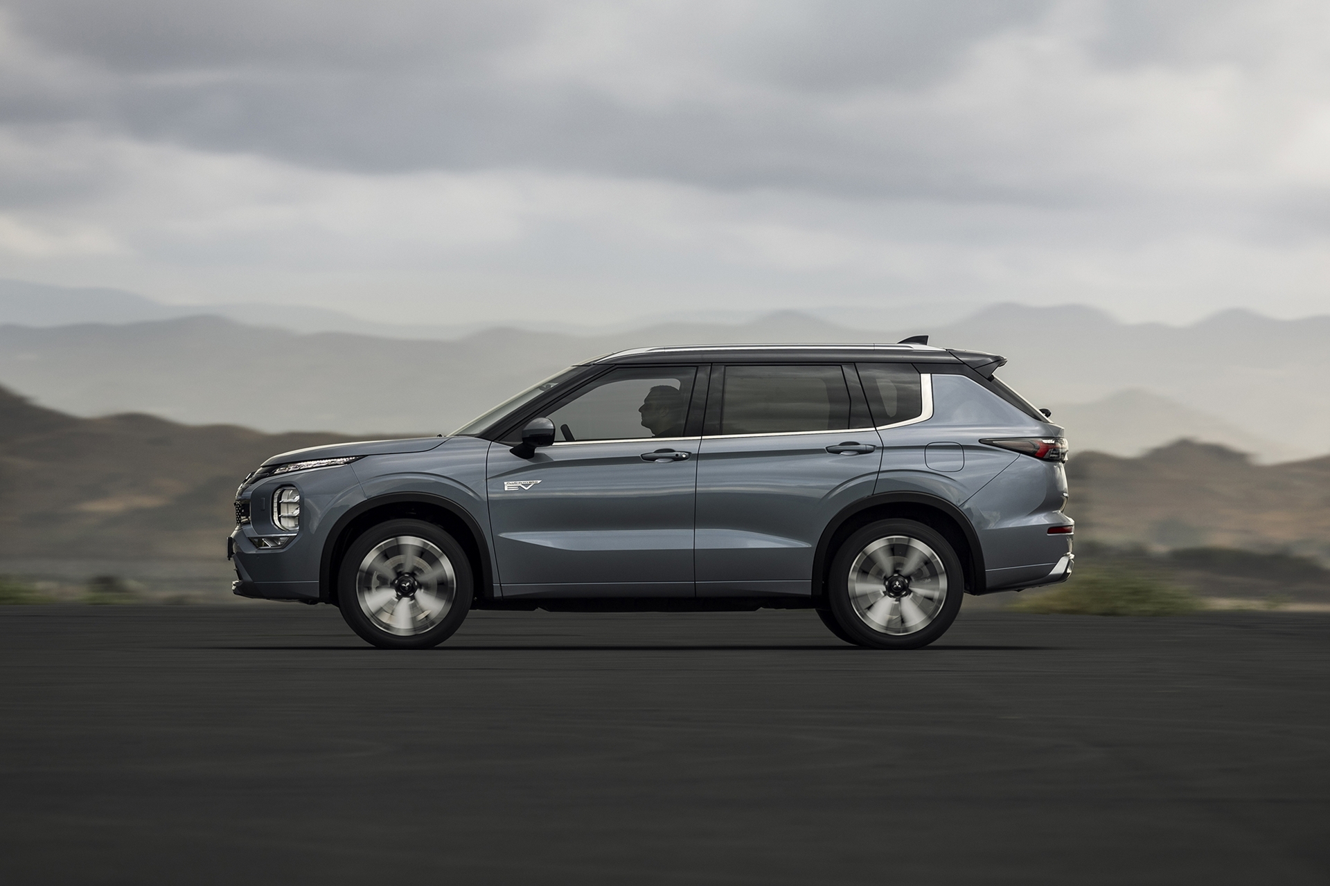 Perfil robusto del Mitsubishi Outlander resalta su diseño y capacidad 4x4.