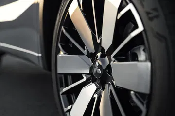 Primer plano de la llanta del Mitsubishi Outlander, diseño robusto y elegante.