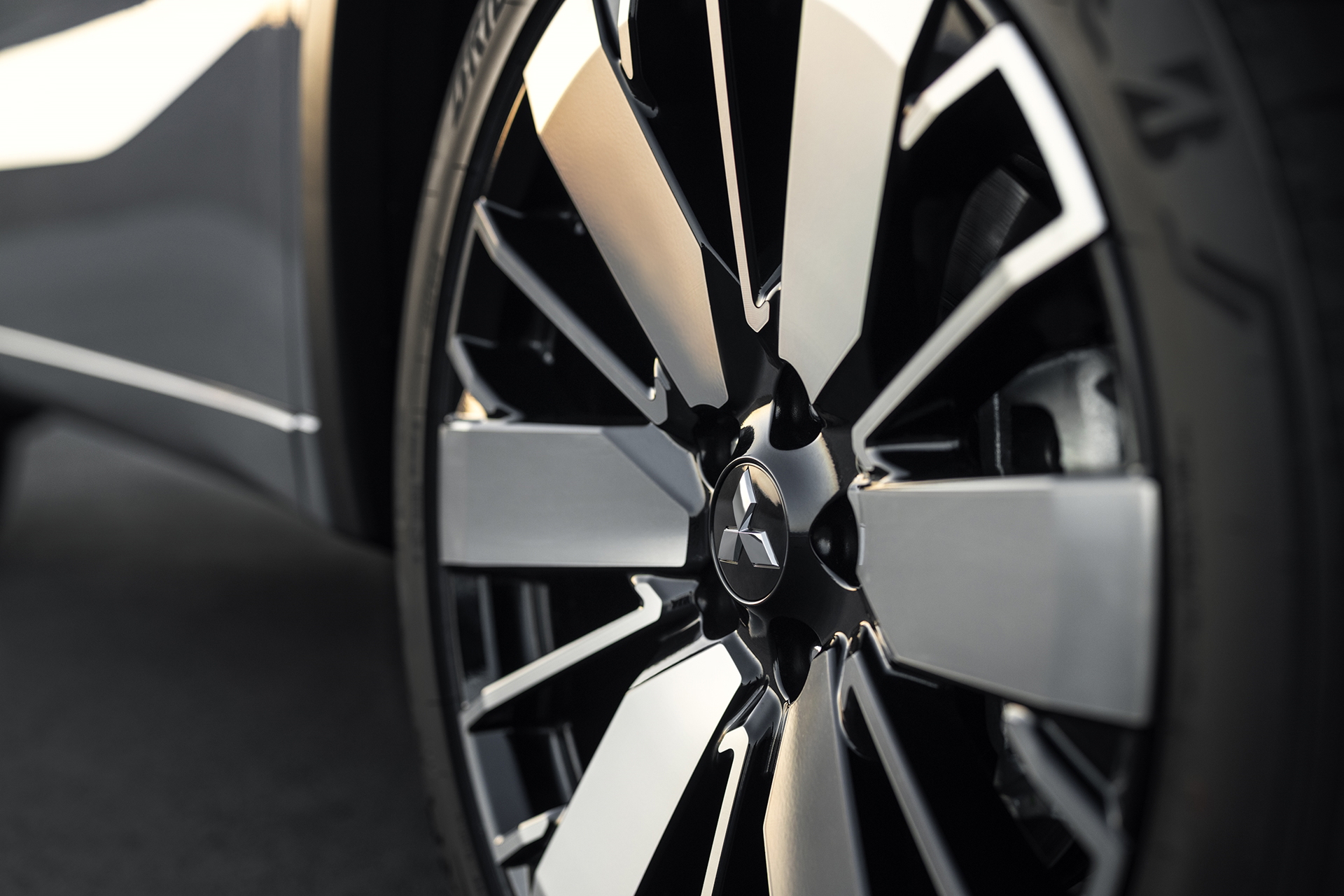 Primer plano de la llanta del Mitsubishi Outlander, diseño robusto y elegante.