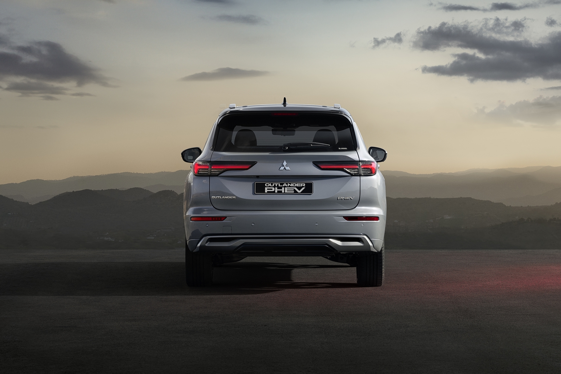 Nueva zaga del Mitsubishi Outlander PHEV, mostrando líneas modernas y robustez.