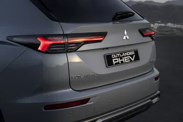 Vista posterior del renovado Mitsubishi Outlander PHEV, destacando su diseño y pilotos LED