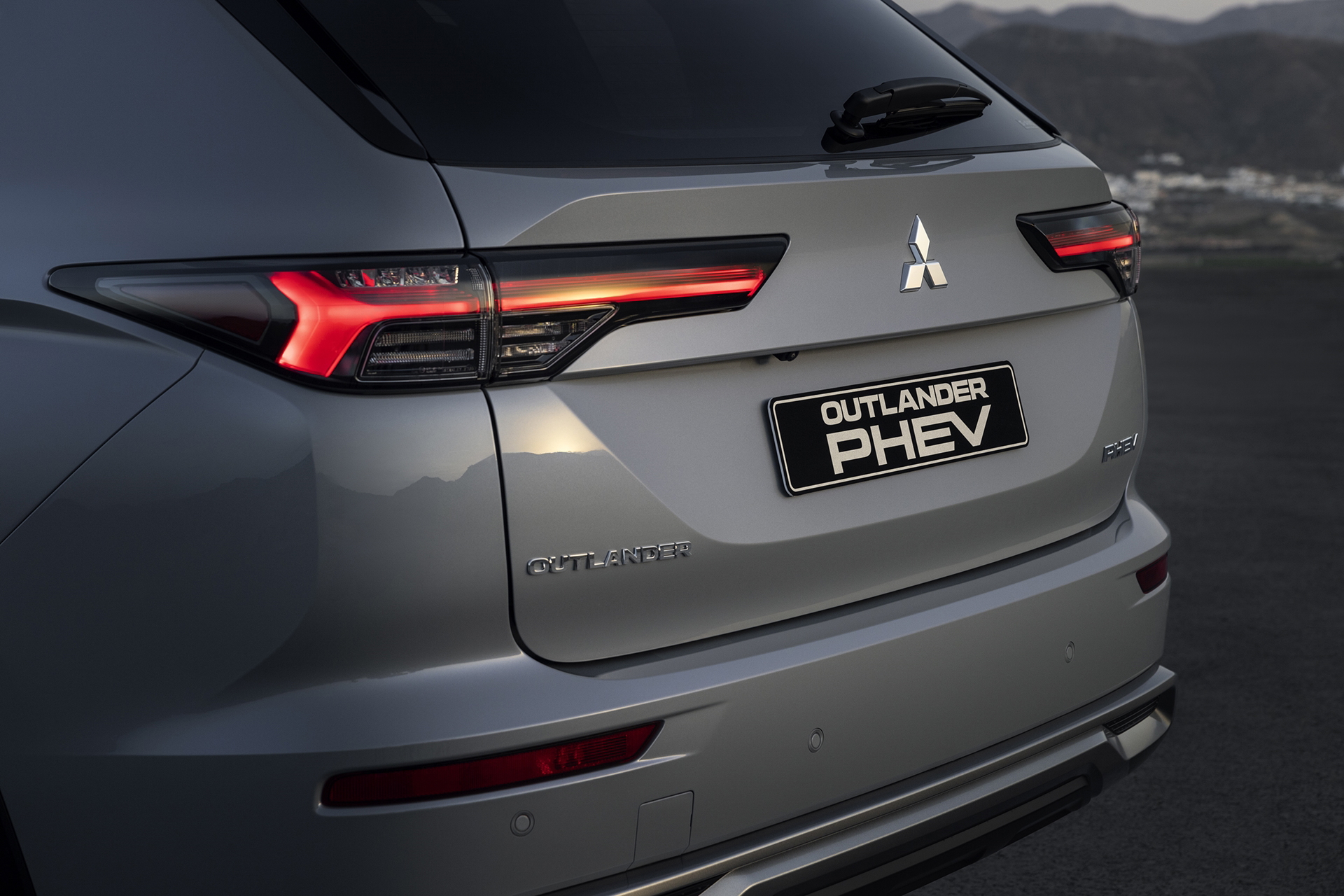 Vista posterior del renovado Mitsubishi Outlander PHEV, destacando su diseño y pilotos LED