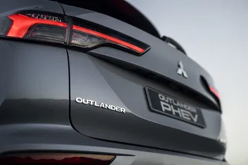 Vista parcial de la zaga del Mitsubishi Outlander PHEV destacando su diseño.