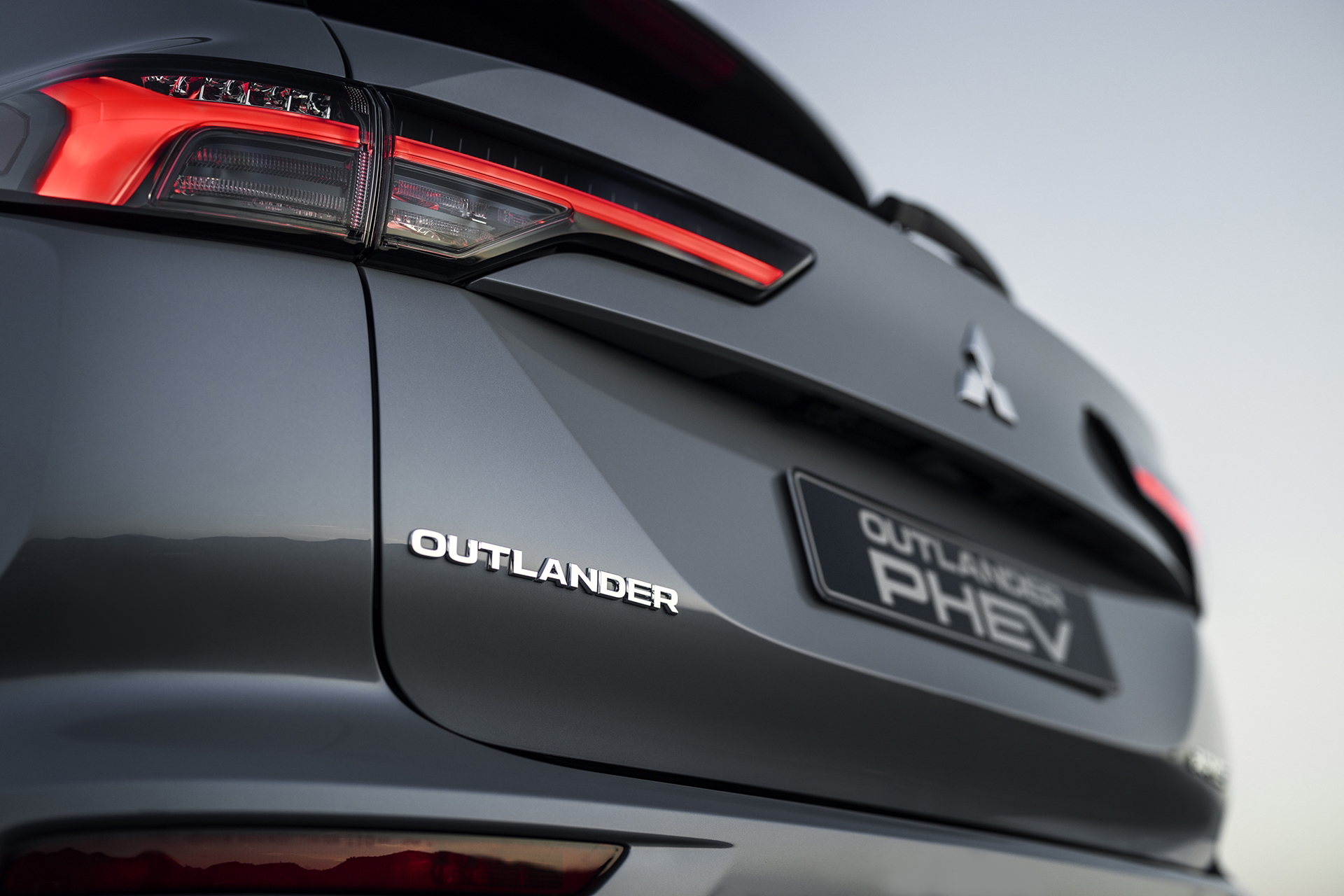 Vista parcial de la zaga del Mitsubishi Outlander PHEV destacando su diseño.