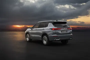 Vista trasera y lateral del nuevo Mitsubishi Outlander PHEV.