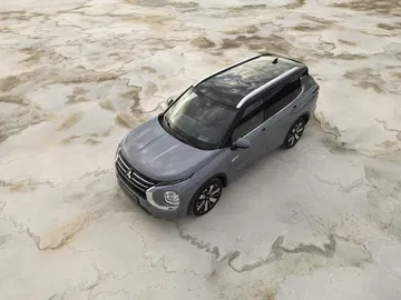 Vista aérea del Mitsubishi Outlander PHEV destacando su robustez y diseño.