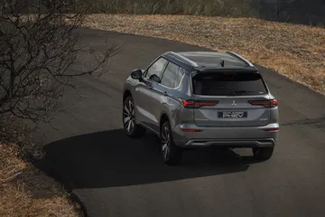 Renovado SUV Mitsubishi Outlander PHEV desde una perspectiva trasera y lateral.