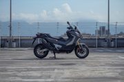 Vista lateral de moto para la ciudad con diseño compacto.