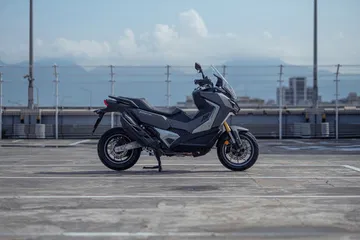 Vista lateral de moto para la ciudad con diseño compacto.