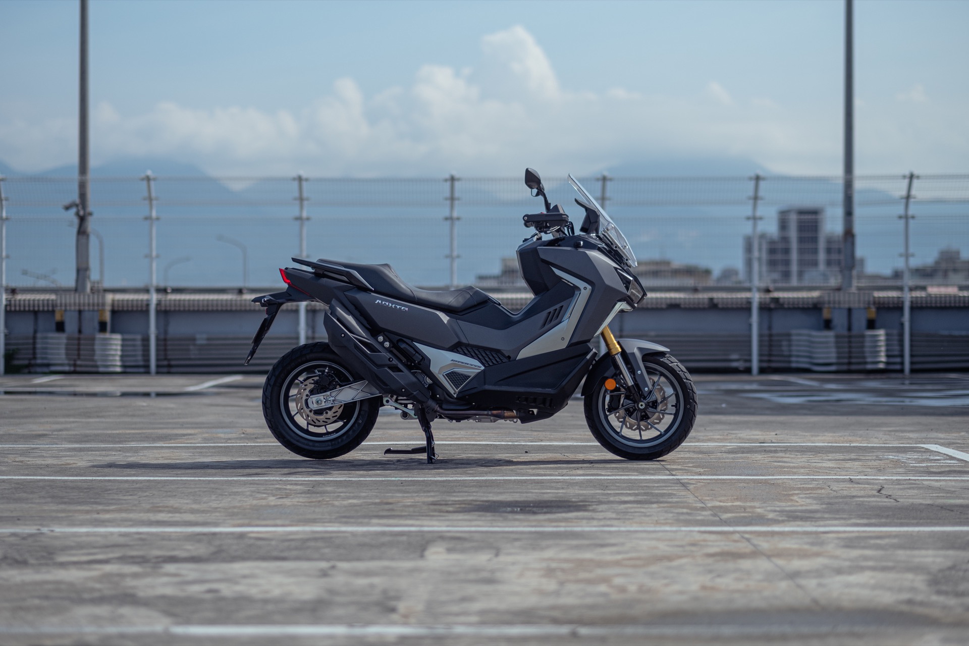 Vista lateral de moto para la ciudad con diseño compacto.