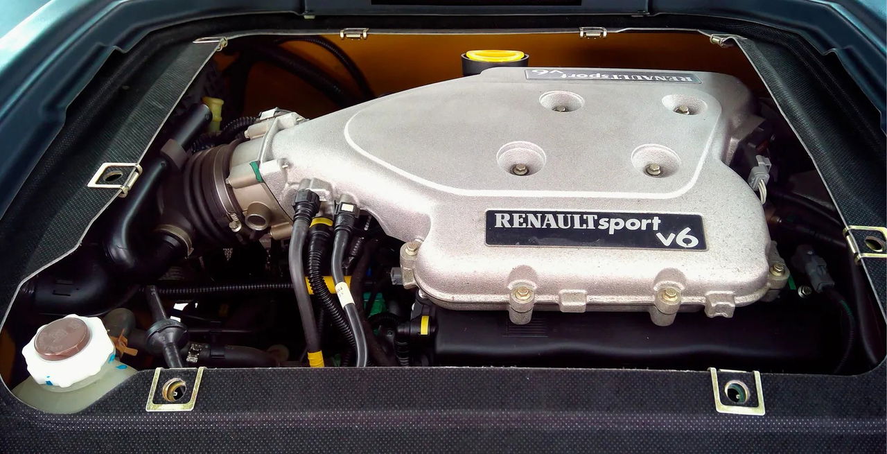 Vista del potente motor ubicado en la parte trasera del Renault Clio V6.