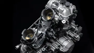 Motor Ducati V2 ligero y potente, sin sistema desmodrómico.