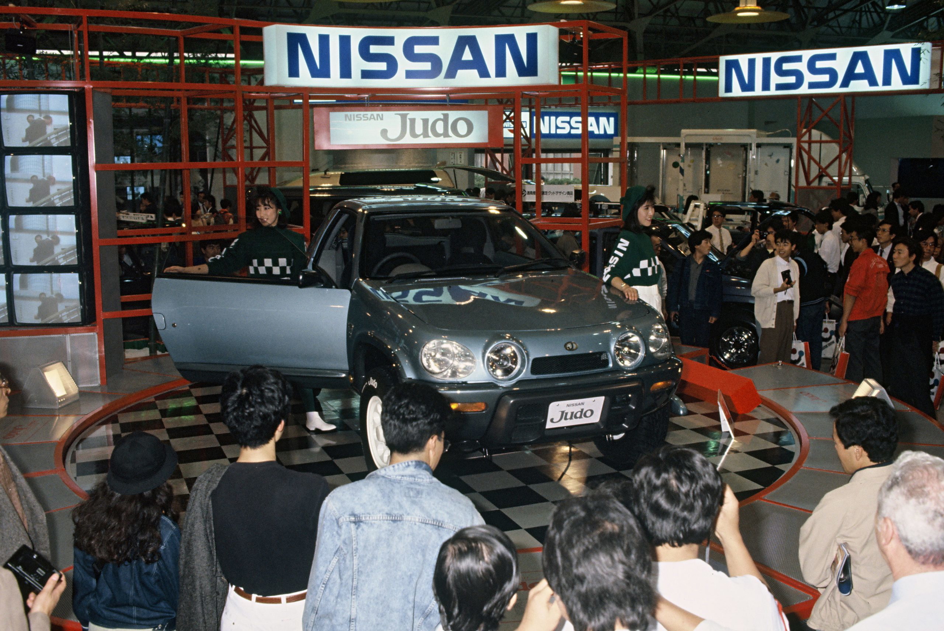 Vista frontal lateral del Nissan Judo en presentación con público.