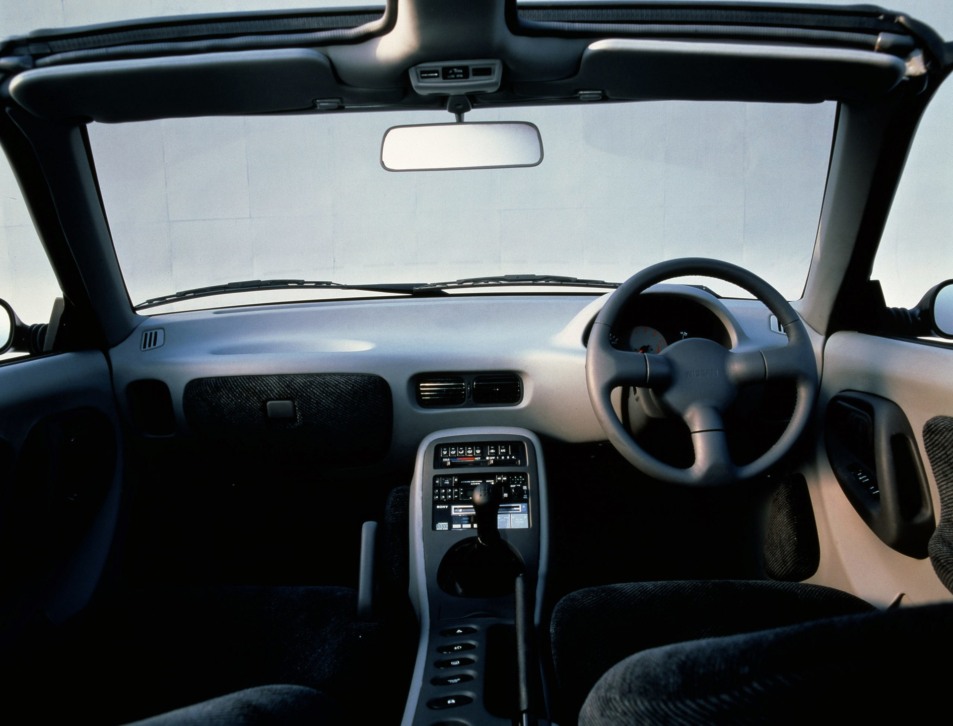 Vista frontal del habitáculo del Nissan Judo Concept, destacando su diseño futurista.