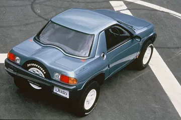 Vista trasera lateral del Nissan Judo, mostrando su diseño aerodinámico y líneas fluidas.