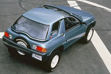 Vista trasera y lateral del Nissan Judo Concept, destacando su diseño compacto y techo transparente.