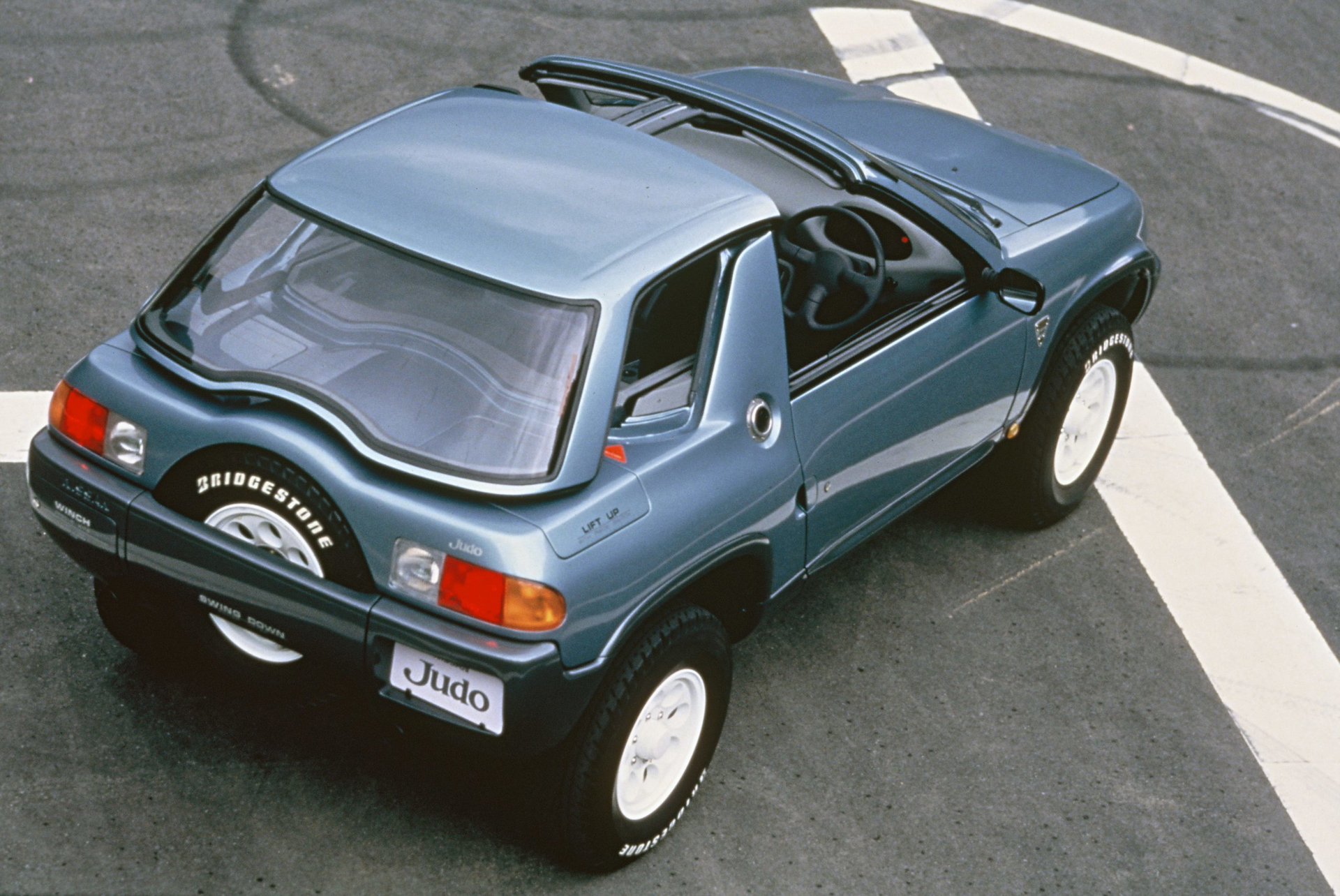 Vista trasera y lateral del Nissan Judo Concept, destacando su diseño compacto y techo transparente.