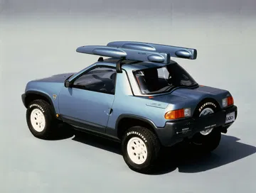 Vista trasera lateral del Nissan Judo, destacando su diseño compacto y robusto.