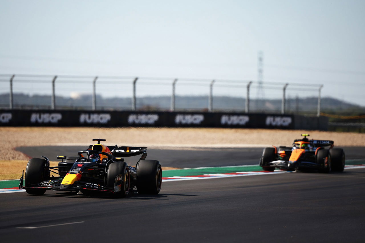 Duelo en pista entre un McLaren y un Red Bull Racing durante el GP de Estados Unidos 2024.
