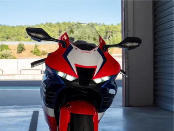 Vista frontal de la nueva Honda CBR1000RR-R Fireblade 2024, poder y estilo en su máxima expresión.