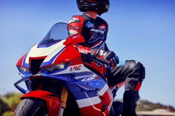 Vistazo impactante Fireblade 2024, diseño dinámico, detalles racing.