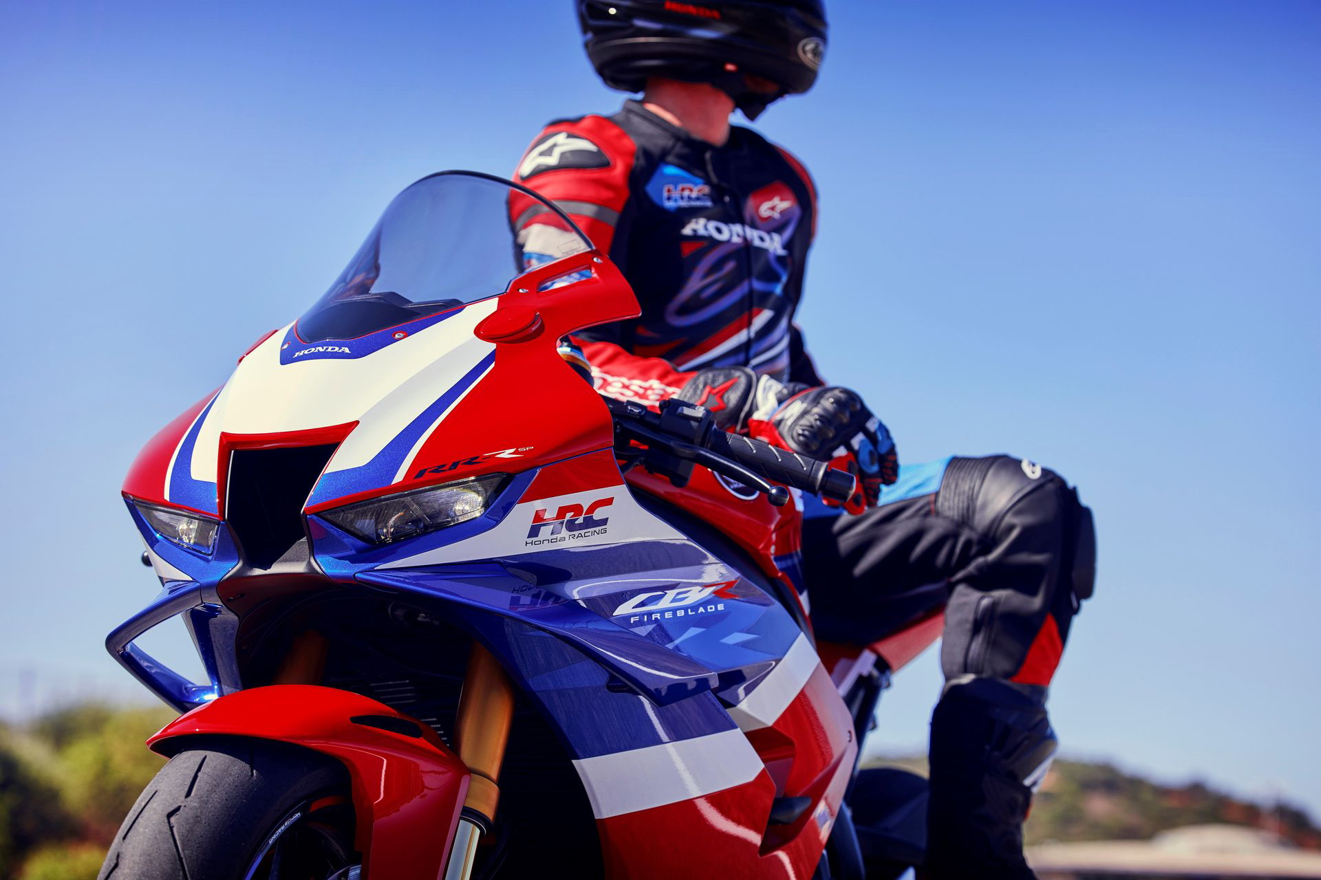 Vistazo impactante Fireblade 2024, diseño dinámico, detalles racing.