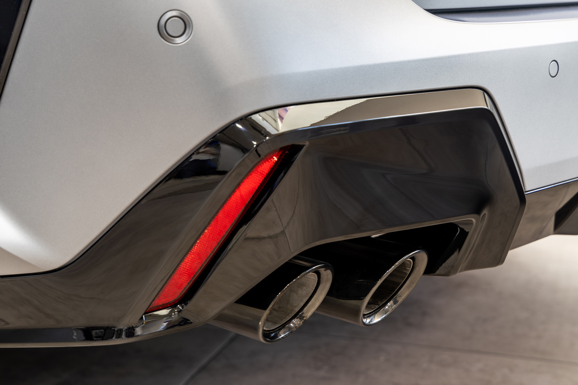 Vista dinámica trasera-lateral del BMW Serie 2 Gran Coupé, resaltando su diseño deportivo.