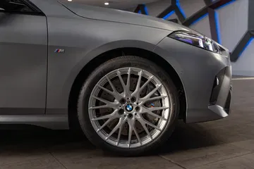 Vista lateral con detalladas llantas de aleación BMW Serie 2 Gran Coupé.
