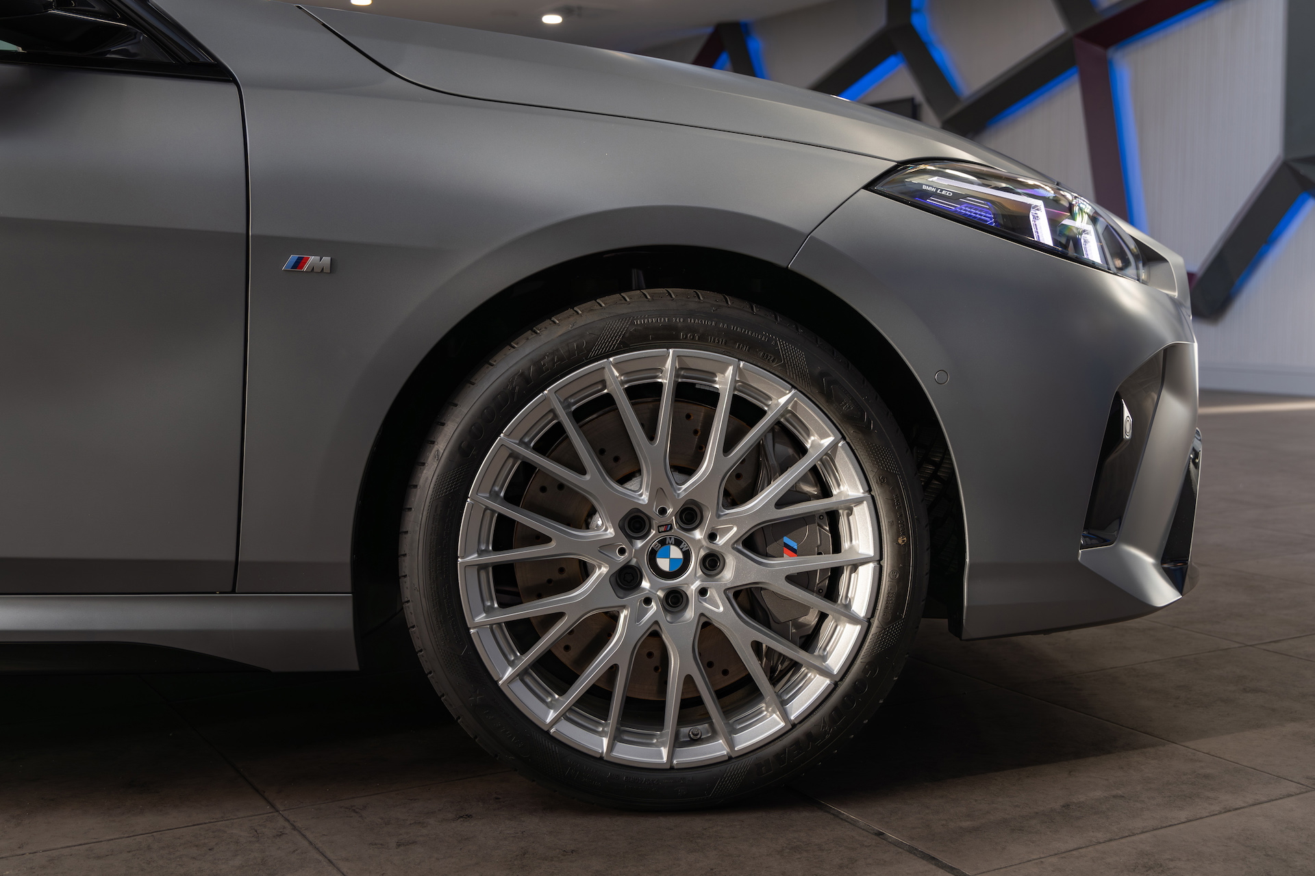 Vista lateral con detalladas llantas de aleación BMW Serie 2 Gran Coupé.