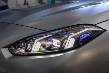 Vista cercana del sofisticado faro de un BMW Serie 2 Gran Coupé.