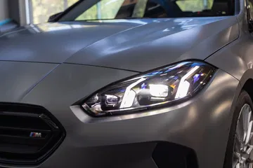 Vista detallada del faro delantero del BMW Serie 2 Gran Coupé, enfatizando su diseño y tecnología LED.