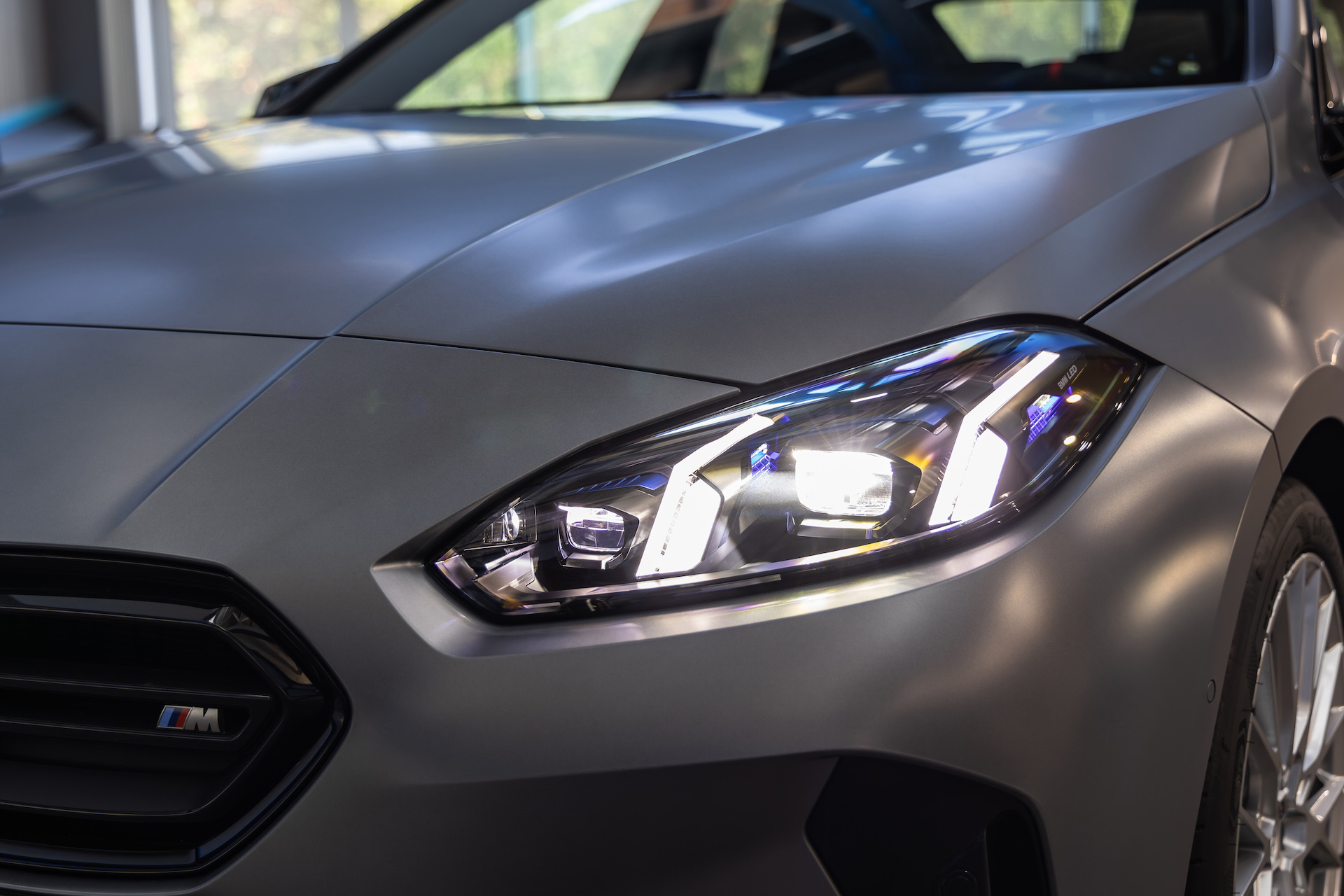 Vista detallada del faro delantero del BMW Serie 2 Gran Coupé, enfatizando su diseño y tecnología LED.