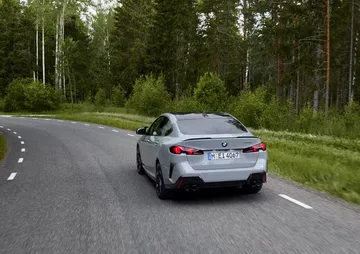 Dinámica trasera del BMW Serie 2 Gran Coupé, elegancia y deportividad en movimiento.